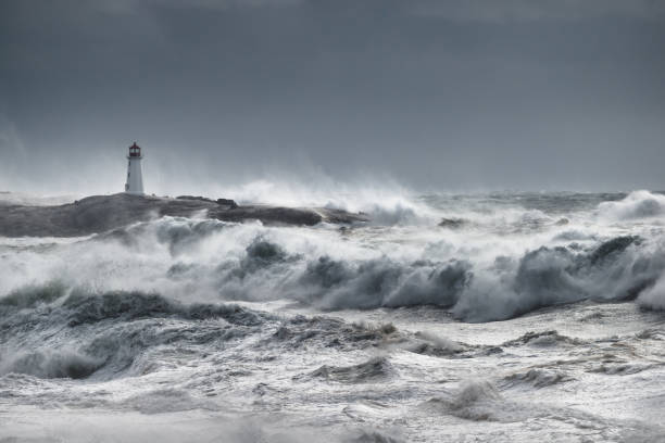 乱流の海の灯台 - 海　台風 ストックフォトと画像