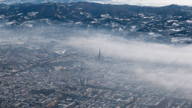 vista aerea di torino. torino paesaggio urbano dall'alto, italia. inverno, nebbia e nuvole sullo skylline. smog e inquinamento atmosferico. - mole antonelliana foto e immagini stock