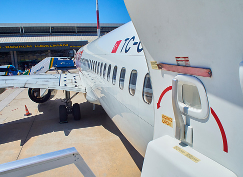 Foto De Um Aviao Turco No Aeroporto De Bodrum Mugla Turquia E Mais Fotos De Stock De A Caminho Istock