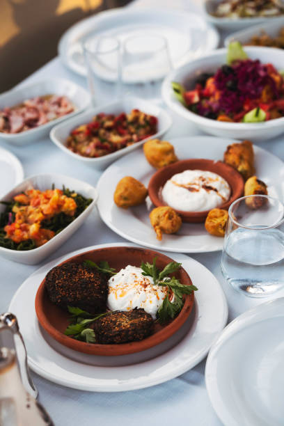 turkse en griekse traditionele dinning tafel met speciale alcohol drank raki - egeïsch turkije stockfoto's en -beelden