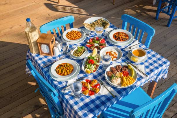 turkse lunch tafel - egeïsche zee stockfoto's en -beelden