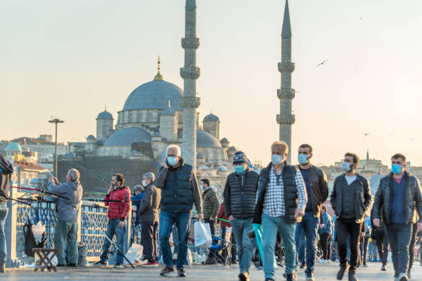 turkse mensen die beschermende gezichtsmaskers dragen en buiten lopen - beyoglu stockfoto's en -beelden
