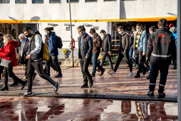 turkse mensen die beschermende gezichtsmaskers dragen - karaköy istanbul stockfoto's en -beelden