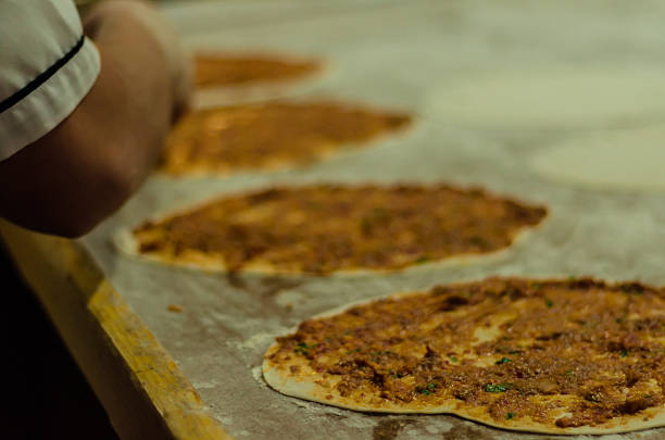 lahmacun pizza turca - idosos aquecedor imagens e fotografias de stock