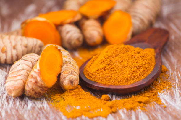 turmeric powder and roots turmeric powder and roots, Asian origin plant containing curcumin has very powerful anti-inflammatory and antioxidant properties turmeric stock pictures, royalty-free photos & images