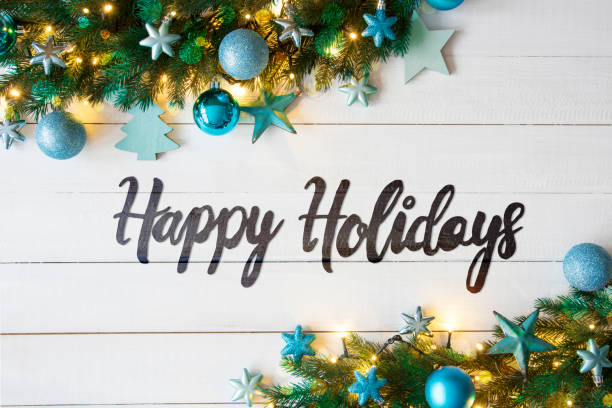 bolas de color turquesa, felices fiestas, luces, bacgkroung de madera rústico - happy holidays fotografías e imágenes de stock