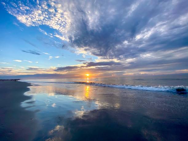turquoise blauwe waterkleur gevuld bewolkte zonsopgang - atlantische oceaan stockfoto's en -beelden