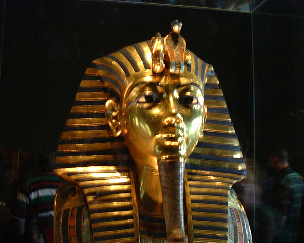 Tut-ankh-amun Mask Tut-ankh-amun Mask, Egyptian Museum, Cairo, 2000. Slightly blurred, with clipping path. king tut stock pictures, royalty-free photos & images