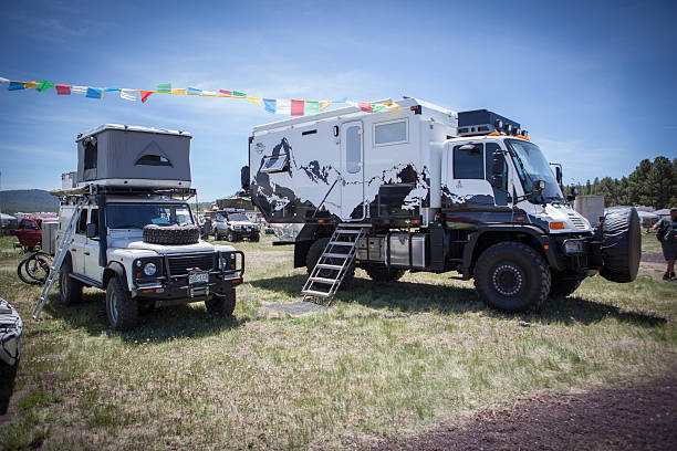 dois aventureiros veículos na the overland expo - unimog - fotografias e filmes do acervo