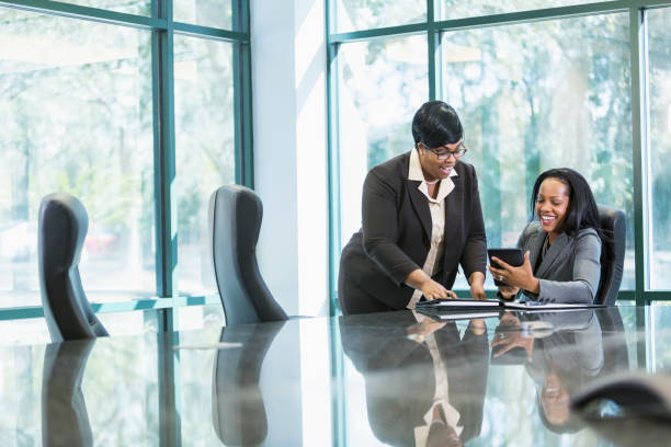 två afroamerikanska affärskvinnor arbetar tillsammans - chubby women office manager bildbanksfoton och bilder