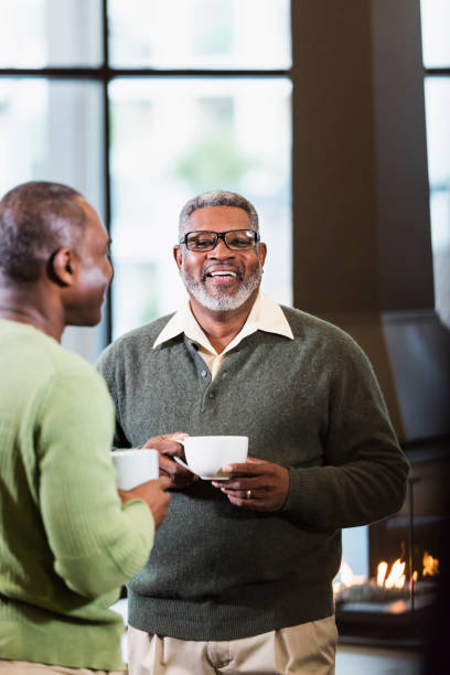zwei afro-amerikanische männer reden über kaffee - fett verbrennen senior stock-fotos und bilder