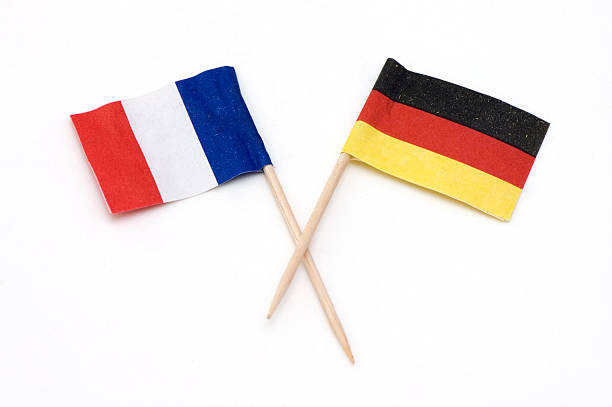 deux européens drapeau de l'allemagne et la france. - france allemagne photos et images de collection