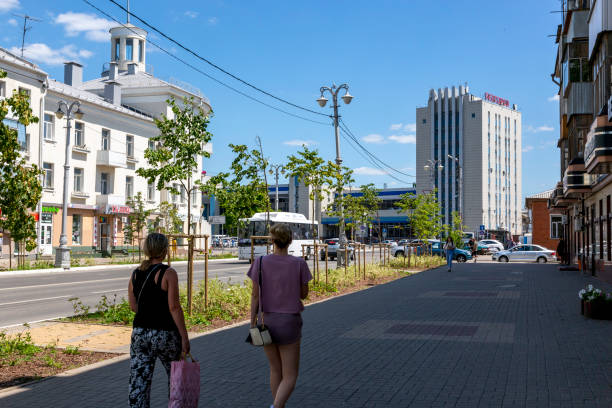 two girls go to grazhdanskiy avenue in belgorod - belgorod 個照片及圖片檔