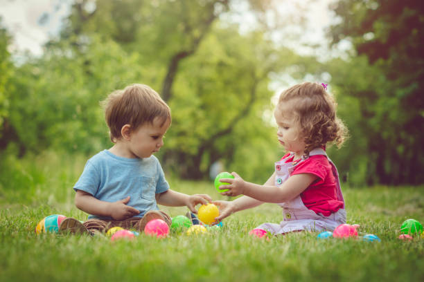 hai đứa trẻ hạnh phúc chơi trong công viên mùa hè - đồ chơi cho trẻ hình ảnh sẵn có, bức ảnh & hình ảnh trả phí bản quyền một lần