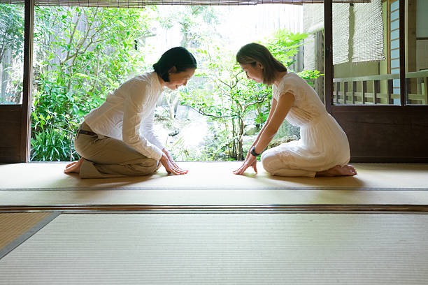 2 つの日本人女性に関するお辞儀 - 茶室 ストックフォトと画像