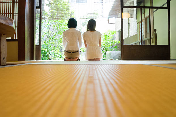 ベランダから庭を考える二人の日本人女性 - 茶室 ストックフォトと画像