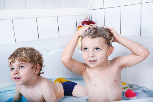 Подростки в ванне фото Подростки в ванне фото