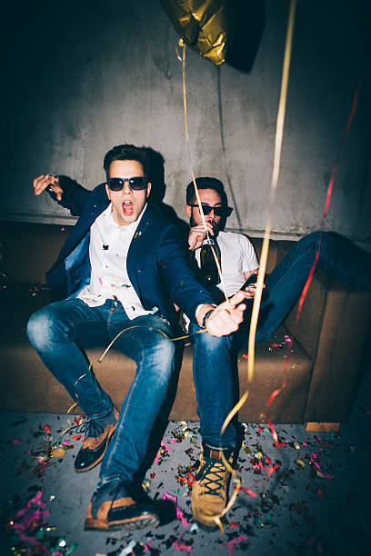 dwóch mężczyzn na imprezie - happy new year zdjęcia i obrazy z banku zdjęć