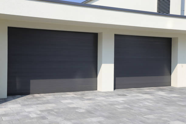 två moderna nya garageportar (sektionsdörrar) - house with 2 cars bildbanksfoton och bilder