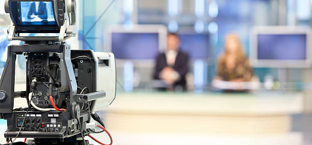 2 つの newsreader カメラの前でテレビ - スタジオ ストックフォトと画像