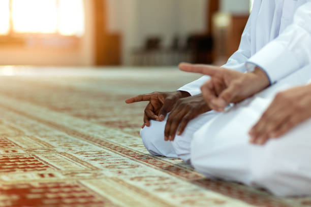 deux religieux musulman prier ensemble à l’intérieur de la mosquée - islam photos et images de collection