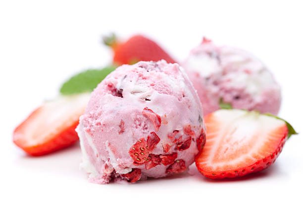 duas colheres de gelado de morango - strawberry ice cream imagens e fotografias de stock