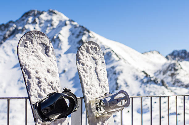 zwei snowboardtische schneeberg unterstützt geländer - alpen unscharf winter stock-fotos und bilder