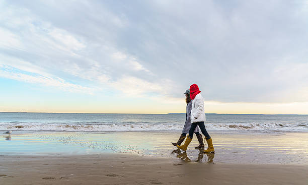 tennager две девочки, ходить на пляже - brighton стоковые фото и изображения
