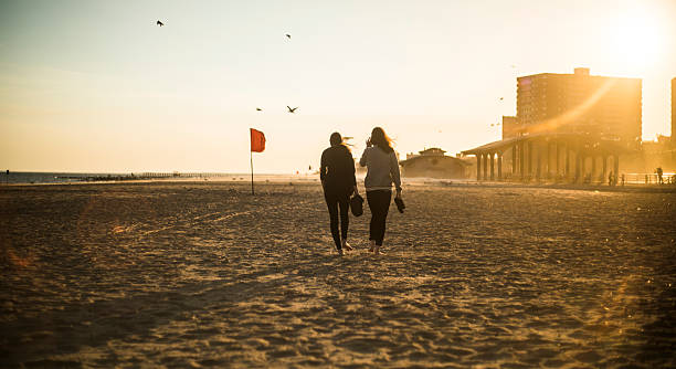 two tennager girls walking at the coney island beach, brooklyn - brighton 個照片及圖片檔