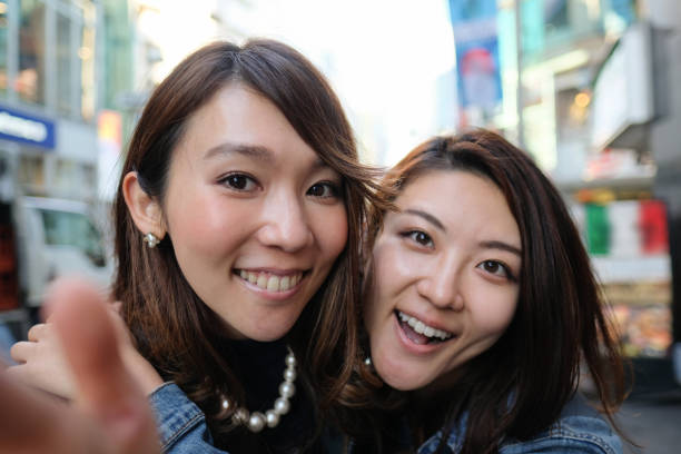 2 人の女性の顔を収集し、渋谷の路上で selfie を取って - 自撮り ストックフォトと画像