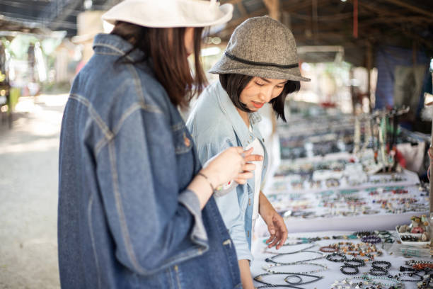 two women shopping for souvenirs - groothandel  stockfoto's en -beelden