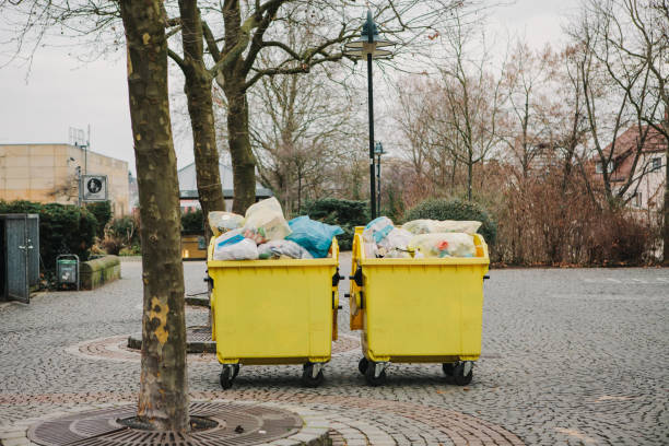 dua kontainer sampah kuning di jalan di jerman. pengumpulan dan pembuangan limbah domestik. - konsep konsep & topik potret stok, foto, & gambar bebas royalti