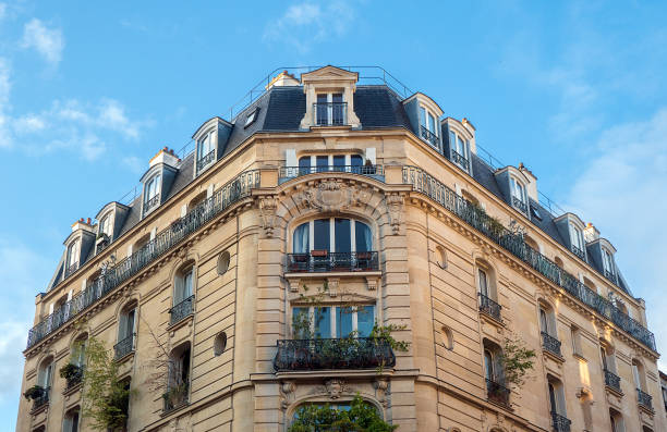 architecture typiquement parisienne (haussmann), france - immeuble paris photos et images de collection