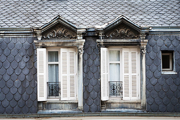 traditionelle dächer von paris - dachfenster stadt stock-fotos und bilder