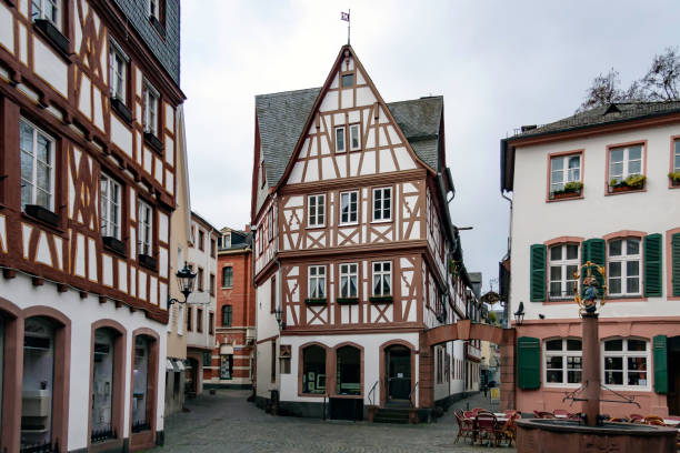 typowy plac miejski z mieszanką historycznych stylów architektonicznych - jak widać tutaj w moguncji - jest wspólnym miejscem w całych niemczech - sainz zdjęcia i obrazy z banku zdjęć
