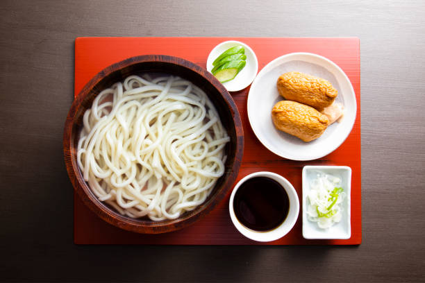 うてと稲荷寿司定食 - うどん 上から ストックフォトと画像