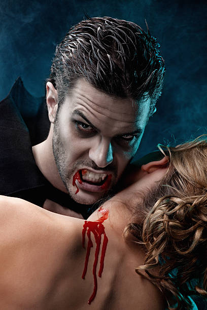 уродливый женщина вампир кусать - female vampire is biting a young man сток...