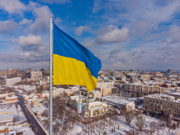 bandera ucraniana en el viento. bandera amarilla azul en la ciudad de járkov - ukraine fotografías e imágenes de stock