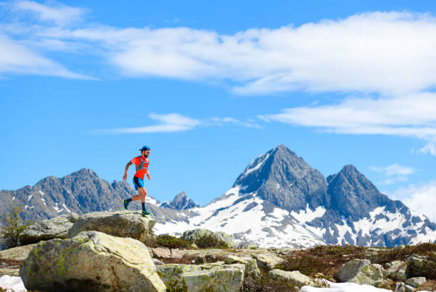 ultra mountain trail idrottsman i aktion under träning - skidled bildbanksfoton och bilder