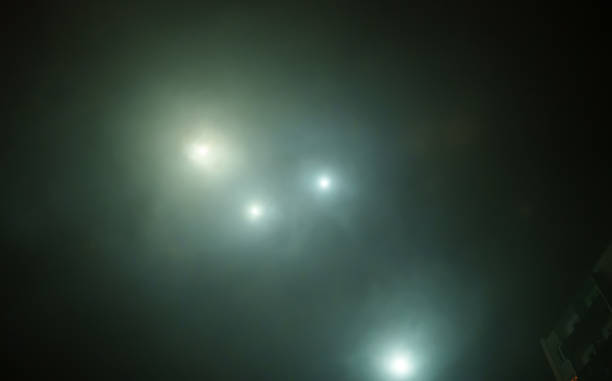 неопределенные летающие объекты в небе. нло. - ufo стоковые фото и изображения