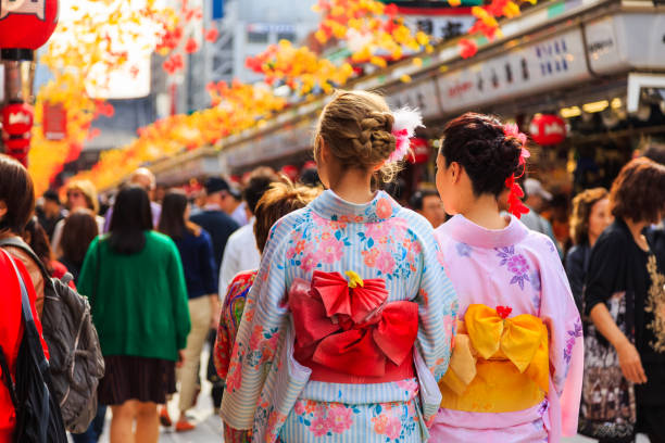 浅草寺東京、日本の有名な寺院を歩いて日本の国民の伝統衣装の着物を着ている正体不明の外国人観光客 - 観光 ストックフォトと画像