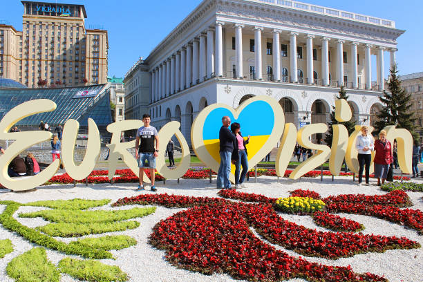 附近的官方標誌的歐洲電視網歌曲大賽 2017 maidan nezalezhnosti （獨立廣場） 上一部分不明的遊客 - ukraine eurovision 個照片及圖片檔