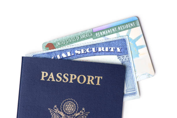 passaporto degli stati uniti, carta di sicurezza sociale e carta di soggiorno isolata su sfondo bianco. concetto di immigrazione - resistenza foto e immagini stock