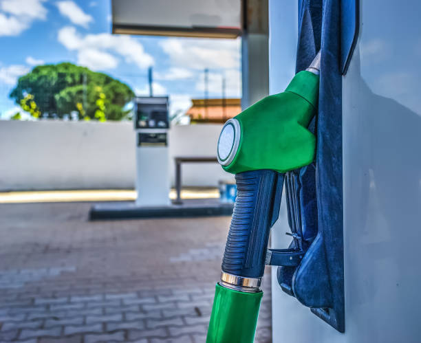 inyector de gasolina sin plomo cerca - gas pump fotografías e imágenes de stock