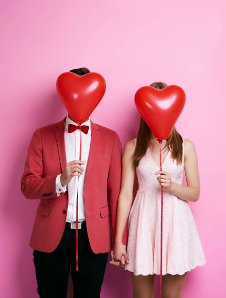 onherkenbaar paar met ballon hand in hand - romantiek begrippen stockfoto's en -beelden
