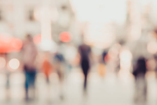 onherkenbaar silhouetten van mensen lopen in een straat - street motion blur stockfoto's en -beelden