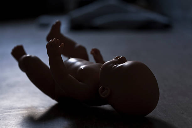 unwanted baby A poor naked unwanted baby doll dead people stock pictures, royalty-free photos & images