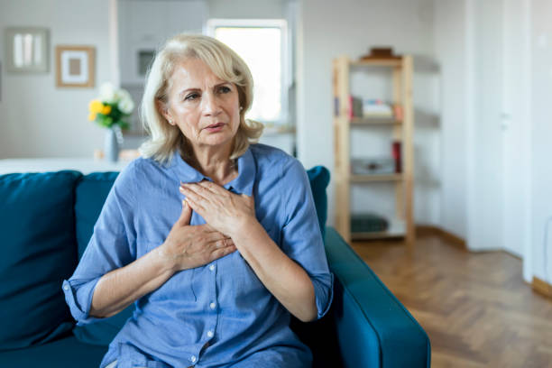 boos benadrukte oudere vrouw gevoel verdriet - borstkas stockfoto's en -beelden