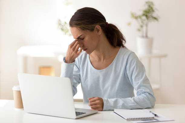 upprörd kvinna trött efter långa timmar datorarbete - bridge sight bildbanksfoton och bilder