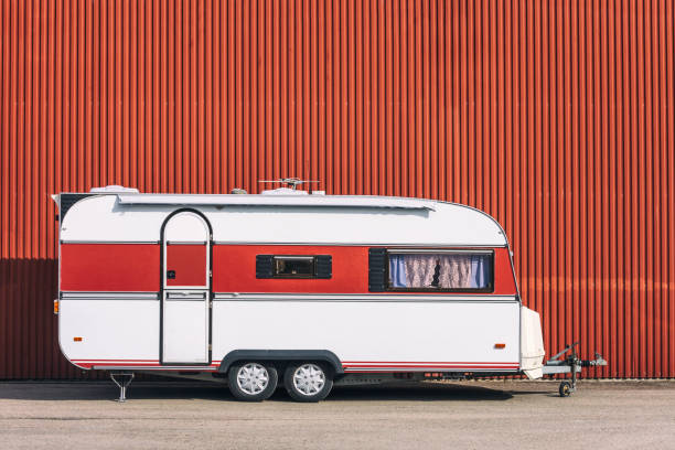 stedelijke camping - caravan stockfoto's en -beelden